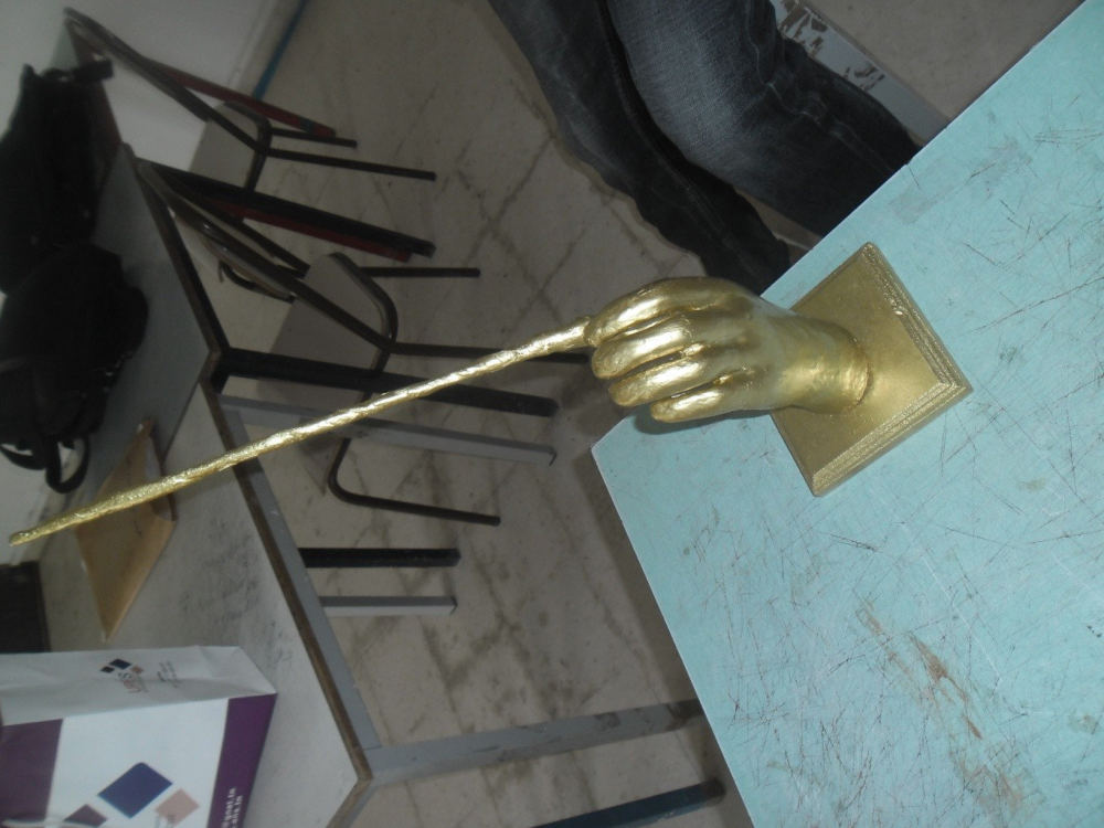 Trophée — main dorée